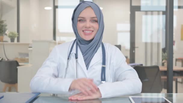 Thumbs Young Doctor Hijab — Stock Video