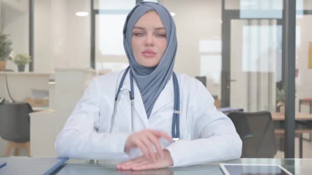 Chiamatemi Gesto Aiuto Dal Medico Hijab — Video Stock
