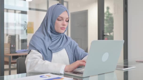 Donna Hijab Che Lavora Sul Computer Portatile — Video Stock