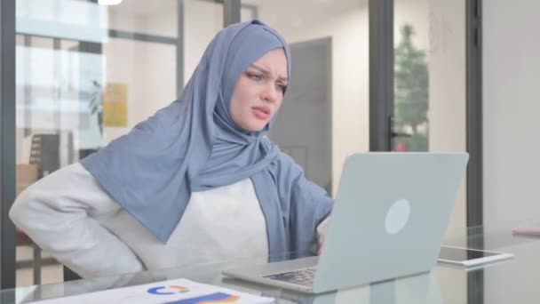 Donna Hijab Con Mal Schiena Lavoro — Video Stock