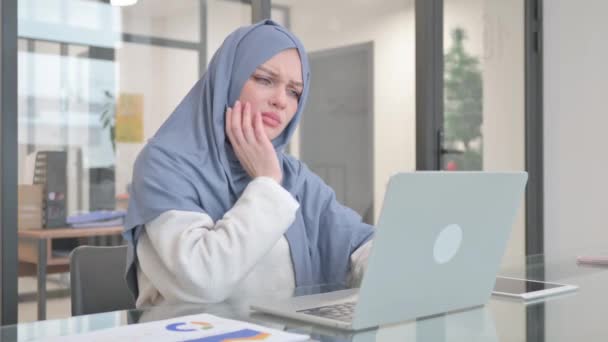 Mujer Hijab Teniendo Dolor Muelas Trabajo — Vídeos de Stock