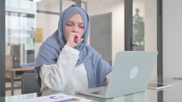 Kvinna Hijab Hosta När Använder Laptop — Stockvideo