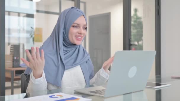 Femme Dans Hijab Faire Chat Vidéo Dans Bureau — Video