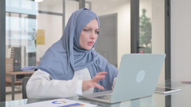 Femme Dans Hijab Réaction Perte Sur Ordinateur Portable — Video