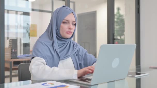 Femme Dans Hijab Regardant Caméra Tout Travaillant Sur Ordinateur Portable — Video