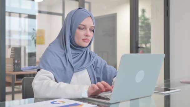 Femme Dans Hijab Sourire Caméra Tout Travaillant Sur Ordinateur Portable — Video