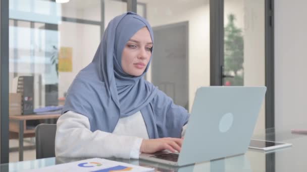 Frau Hijab Schüttelt Zustimmend Den Kopf Während Sie Laptop Arbeitet — Stockvideo