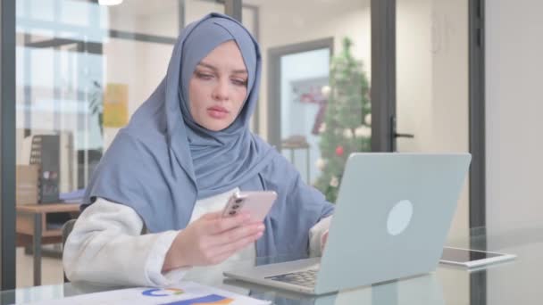 Donna Hijab Lavorare Sul Computer Portatile Utilizzando Smartphone — Video Stock
