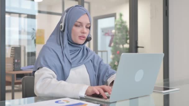 Femme Dans Hijab Avec Casque Parlant Ligne Dans Centre Appels — Video