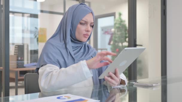Femme Dans Hijab Sentir Bouleversé Lors Utilisation Tablette — Video