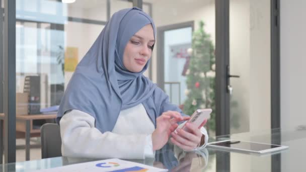 Женщина Хиджабе Работает Над Телефоном Офисе — стоковое видео
