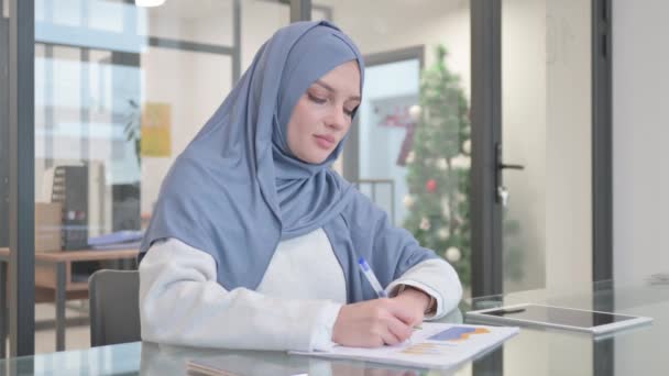 Donna Hijab Lavorare Sul Rapporto Affari Ufficio — Video Stock