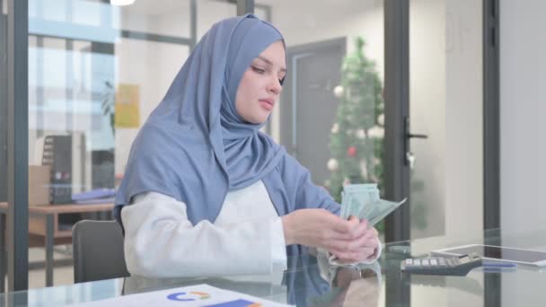 Perempuan Hijab Menghitung Uang Tempat Kerja — Stok Video