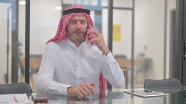 Árabe Homem Falando Telefone Escritório — Vídeo de Stock