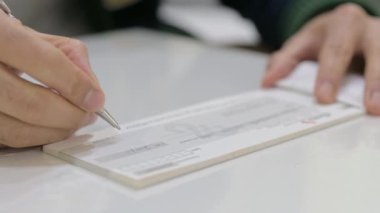 Bankadaki bir çekte imza atma işi