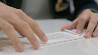 Banka defterinden çek yırtan adam.