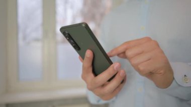 Akıllı Telefon Kullanan Adam 'ın Kapanışı