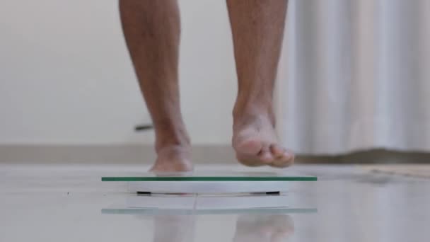 Mann Analysiert Gewicht Stehen Auf Gewichtswaage — Stockvideo