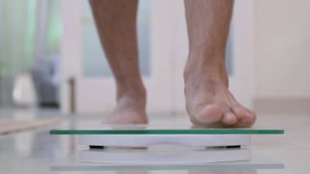 Nohy Stojící Digitální Váhové Stupnici — Stock video