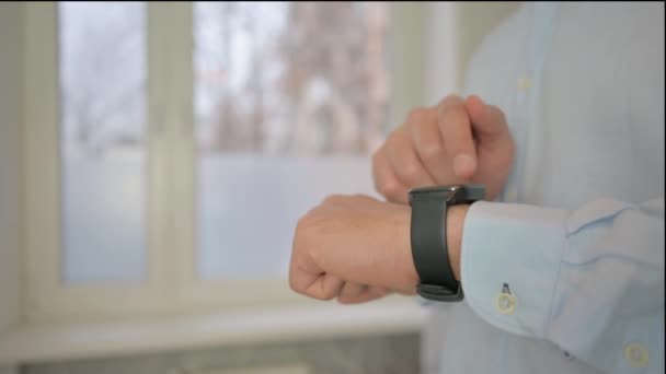 Primo Piano Dell Uomo Utilizzando Smartwatch — Video Stock