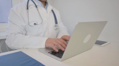 Dizüstü bilgisayarda yazan doktorun elleri