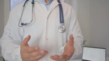 Klinikte Konuşurken Doktor Eller Hareketi