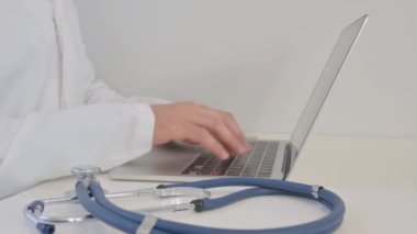 Eller dizüstü bilgisayarın klavyesinde yazarken, kapat