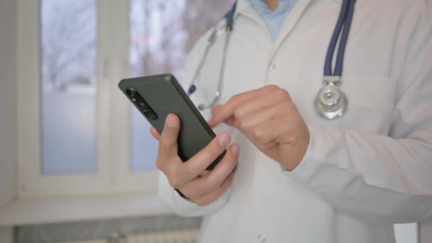Γιατρός Χρησιμοποιώντας Internet Στο Τηλέφωνο Κοντινό — Αρχείο Βίντεο