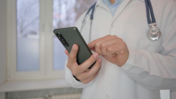 Nahaufnahme Eines Arztes Mit Smartphone — Stockvideo