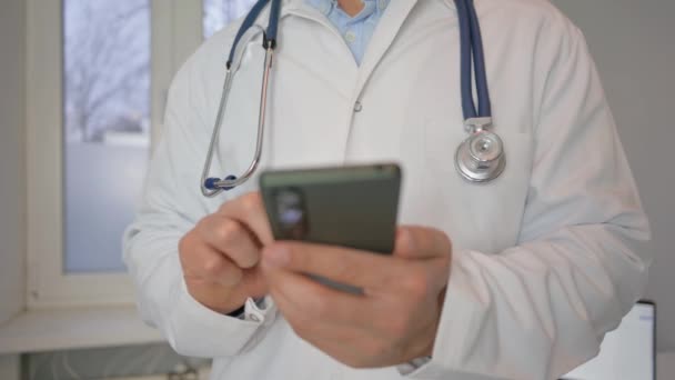 Vista Frontal Médico Digitando Smartphone — Vídeo de Stock