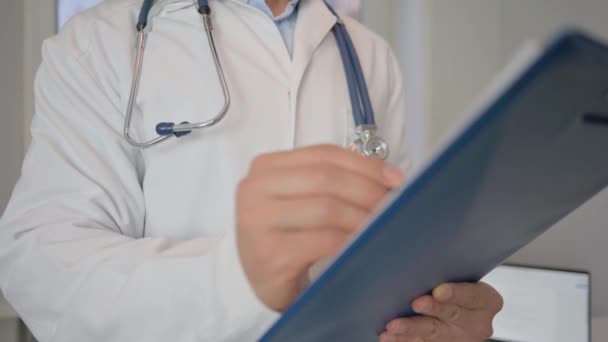 Doctor Scrierea Raportului Medical Pacientului — Videoclip de stoc