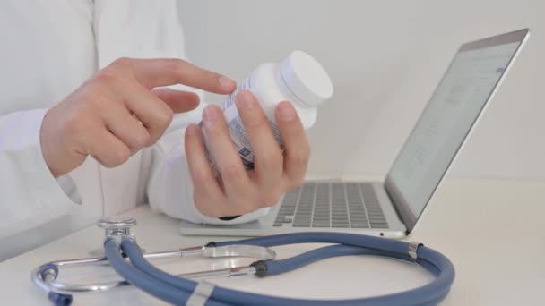 Gros Plan Médecin Lisant Étiquette Médicament Pour Prescrire Patient — Video