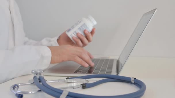 Zbliżenie Doctor Reading Medicine Label Pisanie Laptopie — Wideo stockowe