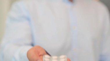 El Veren Beyaz Tabletler Şeridi