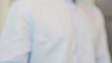 Beyaz haplar, tabletler sunan adam.