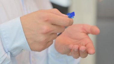 Hapları Tablet Strip 'ten alan adam