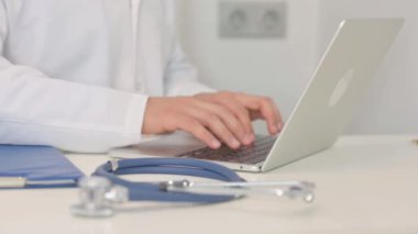 Masadaki steteskop, Doktor Arkaplan Yazıyor