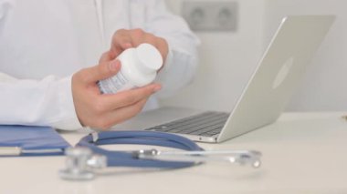 Doktor Tıp Etiketi Okuma ve Dizüstü Bilgisayarda Yazma