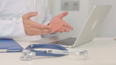 Video Sohbeti Yaparken Doktor Eller 'in Hareketi