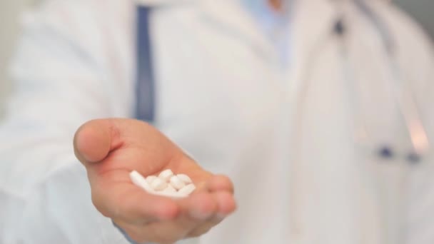 Zbliżenie Tabletki Doctor Offering Ręku — Wideo stockowe