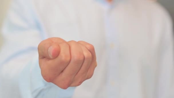 Man Opening Palm Hand Diisi Dengan Pil Tablet — Stok Video