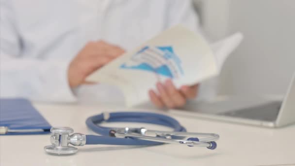 Stethoskop Auf Dem Tisch Arzt Liest Buch Hintergrund — Stockvideo