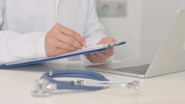 Läkare Skriva Medicinska Dokument Från Laptop — Stockvideo
