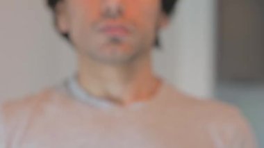 Sigara Kıran Adam 'a yakın çekim, Sigara İçmeye Hayır de