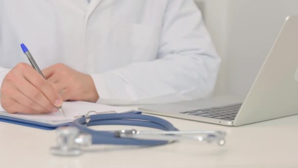 Close Læge Skrivning Medicinske Dokumenter – Stock-video