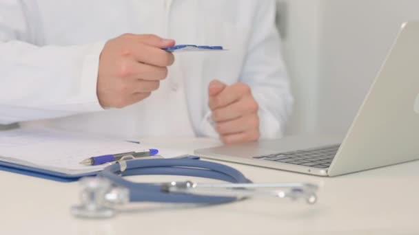 Gros Plan Médecin Montrant Bande Bleue Comprimés Près Ordinateur Portable — Video