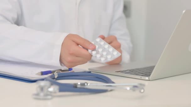 Detailní Záběr Doktor Ukazuje Bílý Proužek Pilulek Notebooku — Stock video