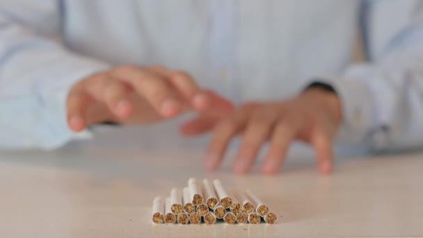 Úzkostlivý Muž Snaží Dosáhnout Cigarety — Stock video