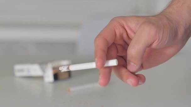 Fechar Mão Segurando Cigarro Enquanto Fumava — Vídeo de Stock