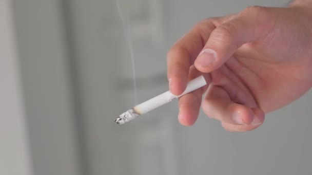 Mantener Cigarrillo Llamas Mientras Fuma Primer Plano — Vídeos de Stock